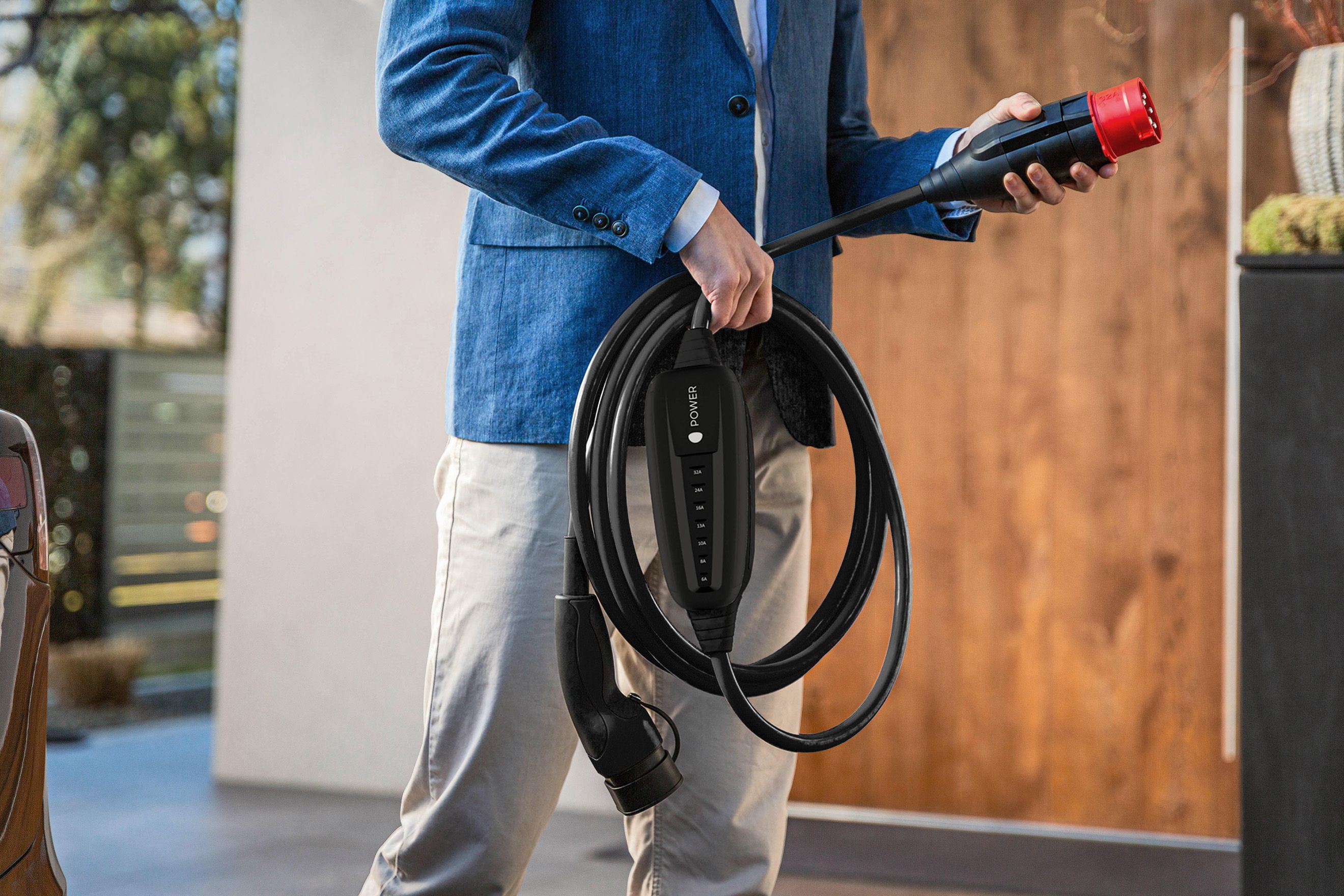 Personen som håller en POWER2Go-kabel i händerna