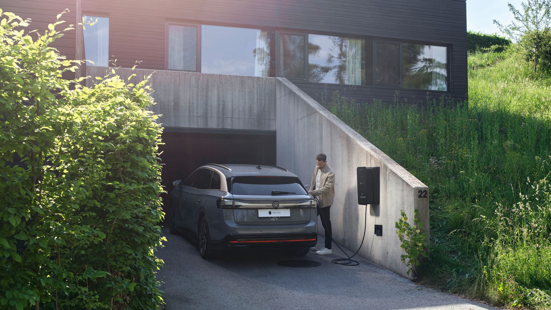 Mann steckt Auto an Bidirektionale Wallbox BiDi Charger 11 DC an