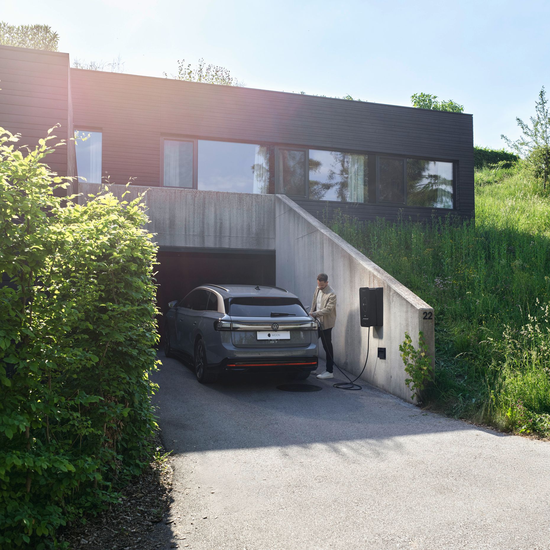 Mann steckt Auto an Bidirektionale Wallbox BiDi Charger 11 DC an