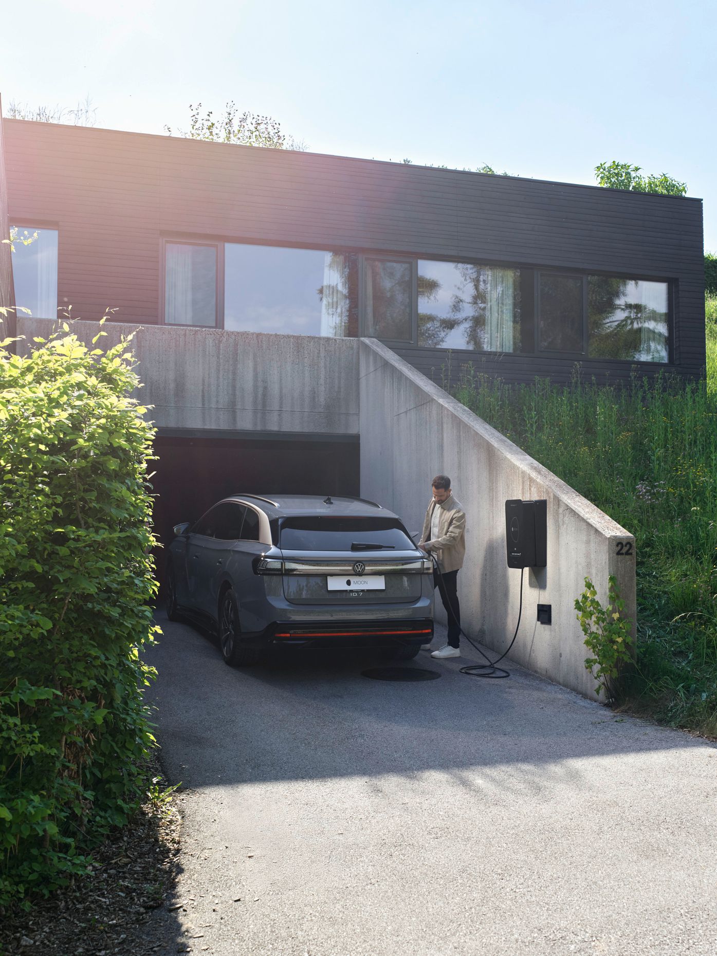 Mann steckt Auto an Bidirektionale Wallbox BiDi Charger 11 DC an